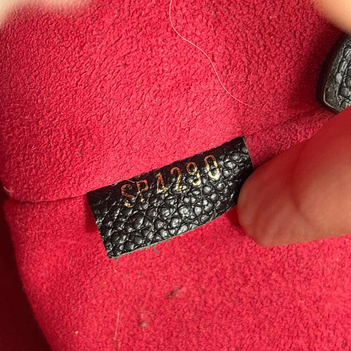 Louis Vuitton Luxury - Purse