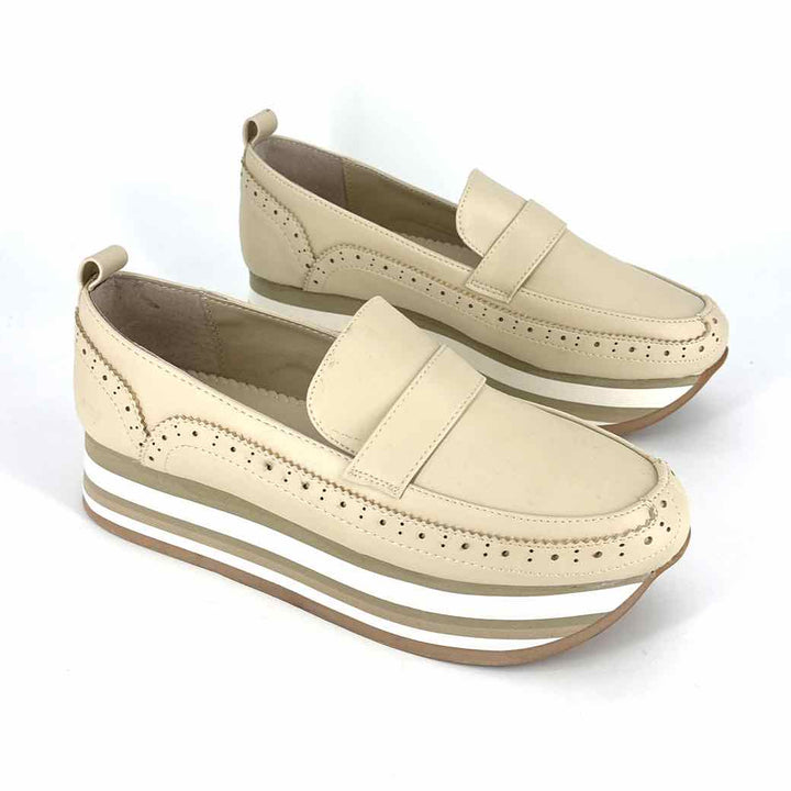 Shoe Size 8 CROWN & IVY Beige Flats