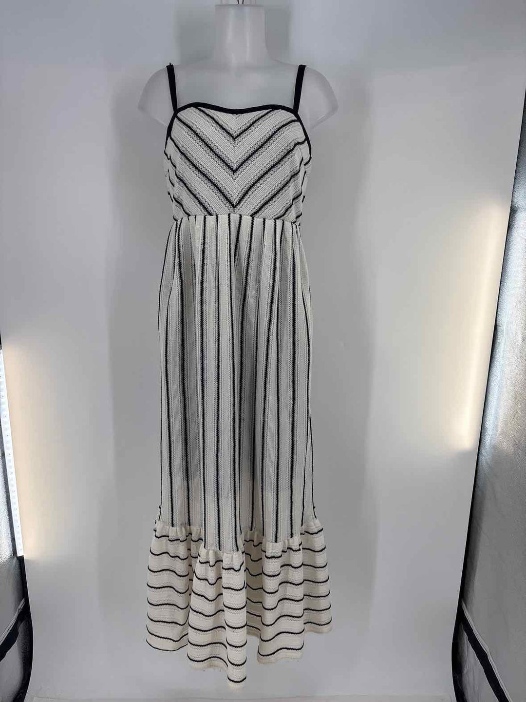 Size M Black/White Dress