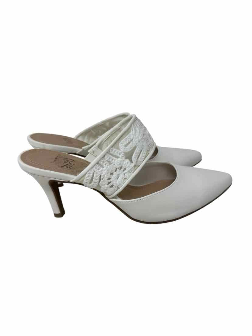 Shoe Size 7.5 IMPO White Pumps