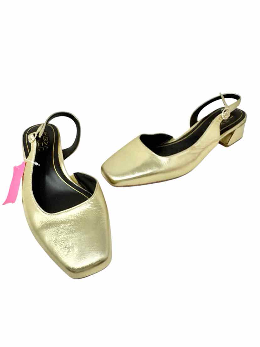 Shoe Size 9.5 Naturalizer Gold Leather Pumps