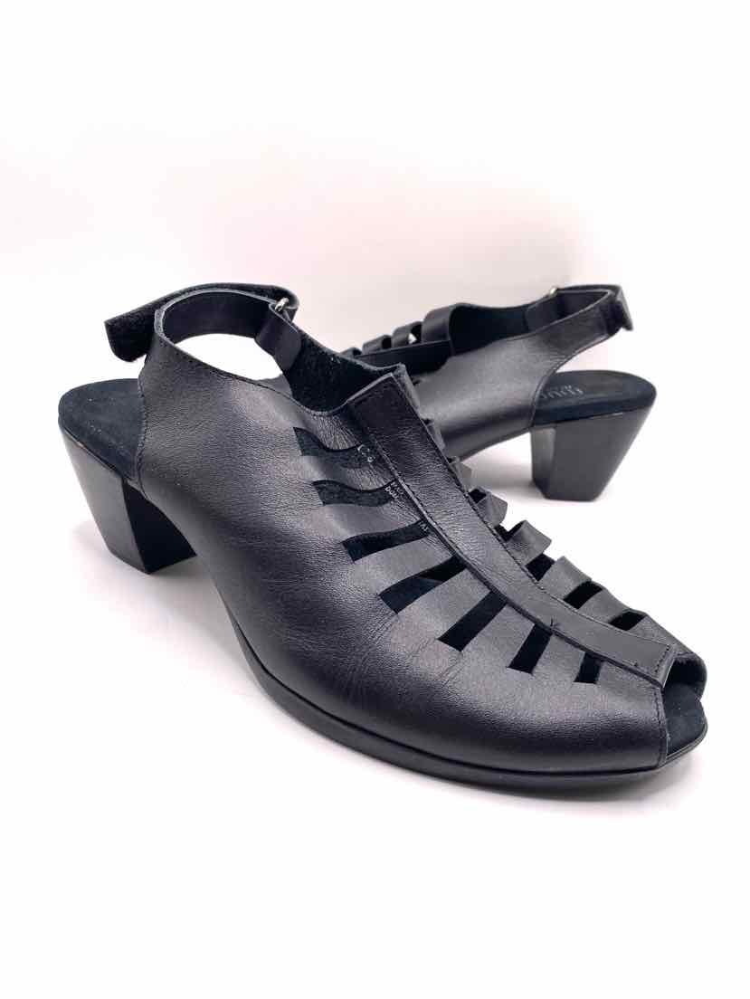 Shoe Size 8 MUNRO Black Sandals