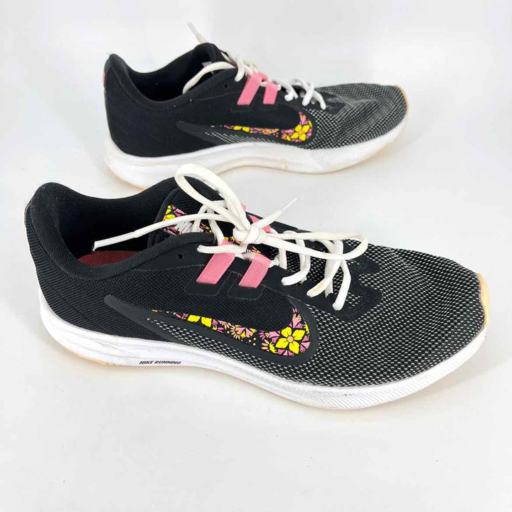 Shoe Size 9.5 Nike Black Knit Sneakers