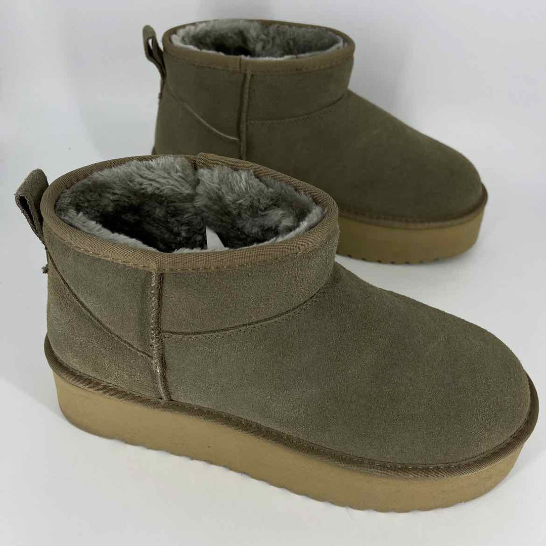Shoe Size 10 Taupe Suede Boots