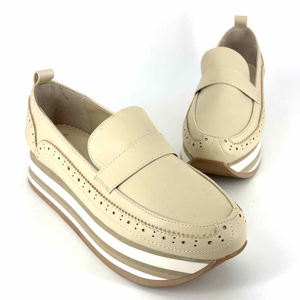 Shoe Size 8 CROWN & IVY Beige Flats