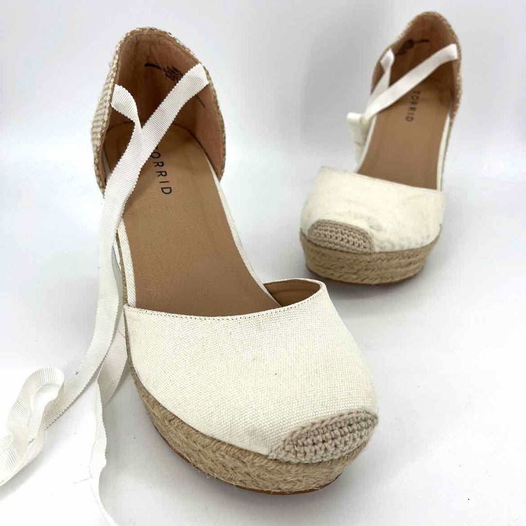 Shoe Size 8 Torrid Ivory Cotton Pumps