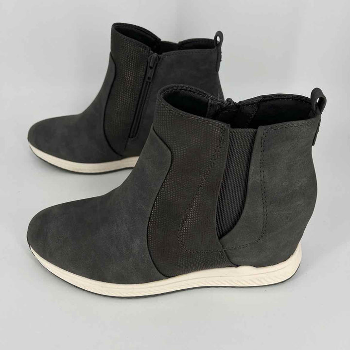 Shoe Size 8 BARE TRAPS Gray Faux Leather Boots