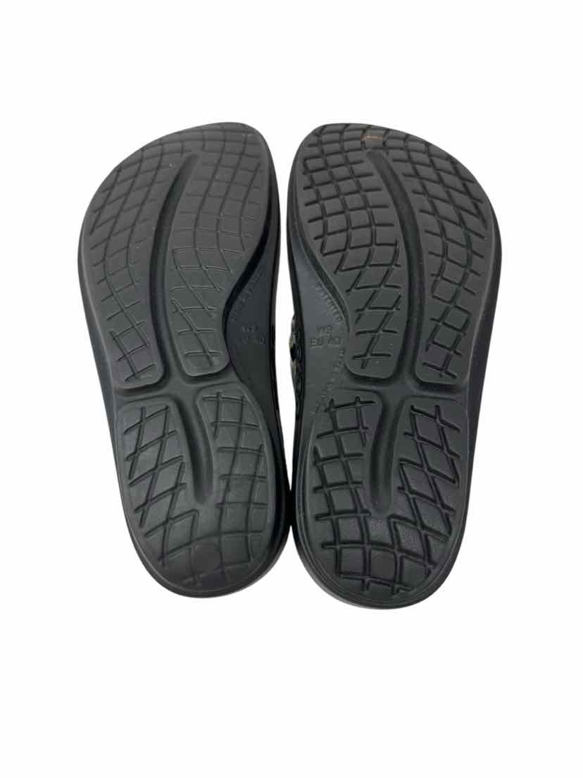 Shoe Size 9 OOFOS Black Sandals