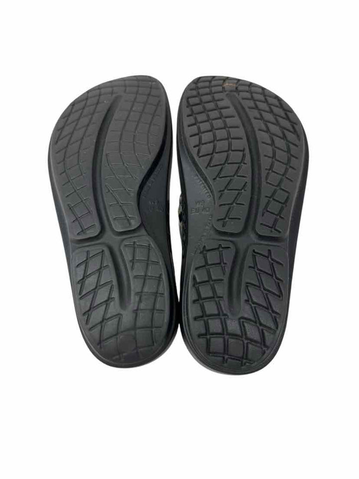 Shoe Size 9 OOFOS Black Sandals