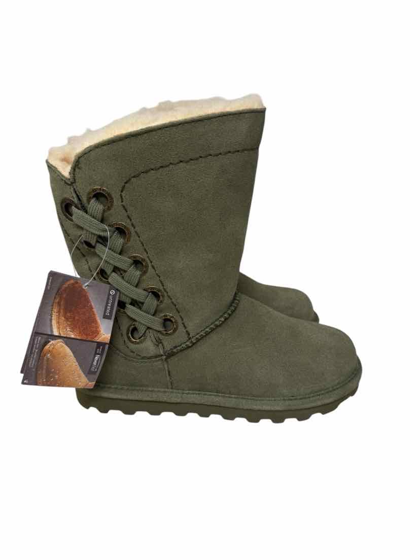 Shoe Size 6 BEARPAW Green Boots