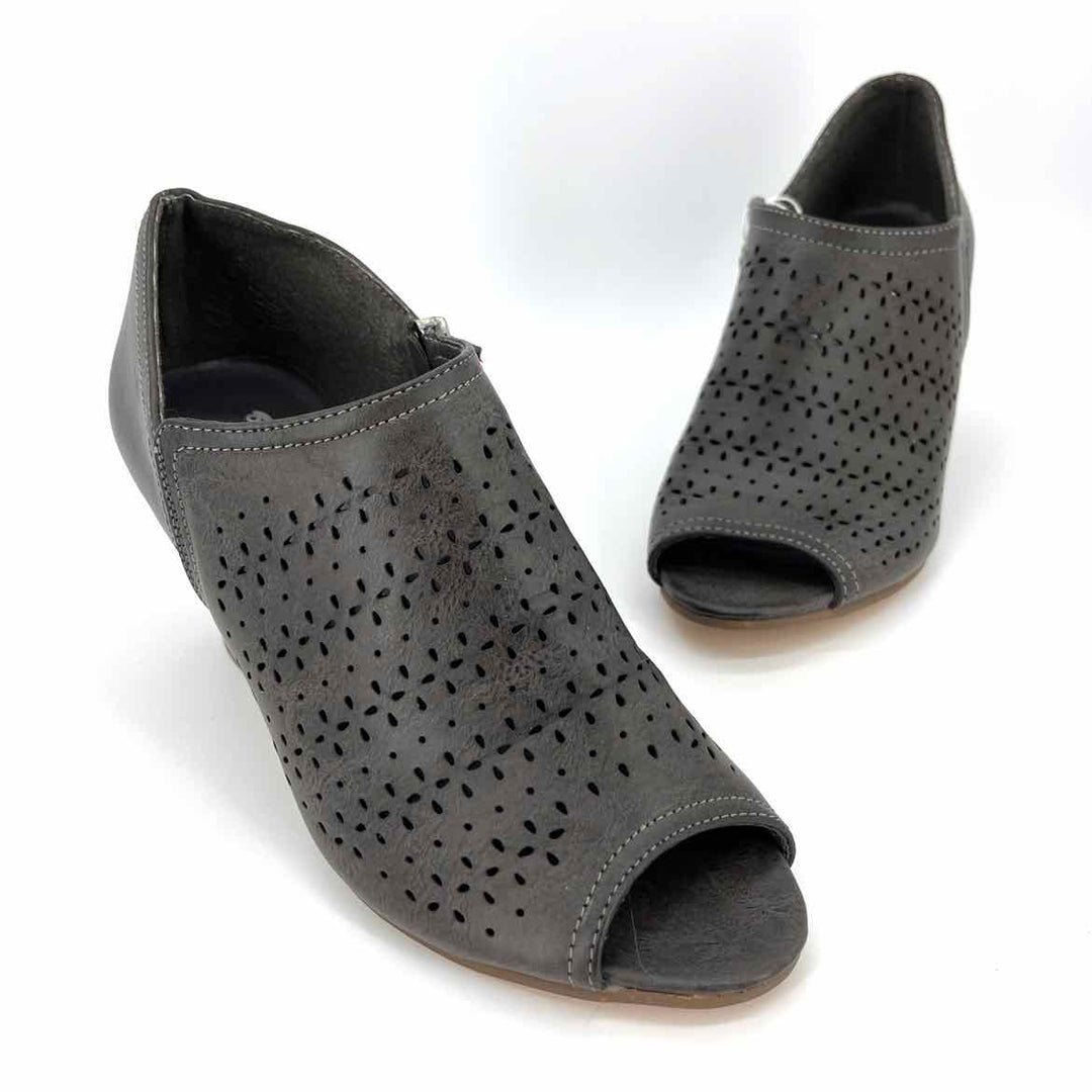 Shoe Size 6 Gray Faux Leather Wedge