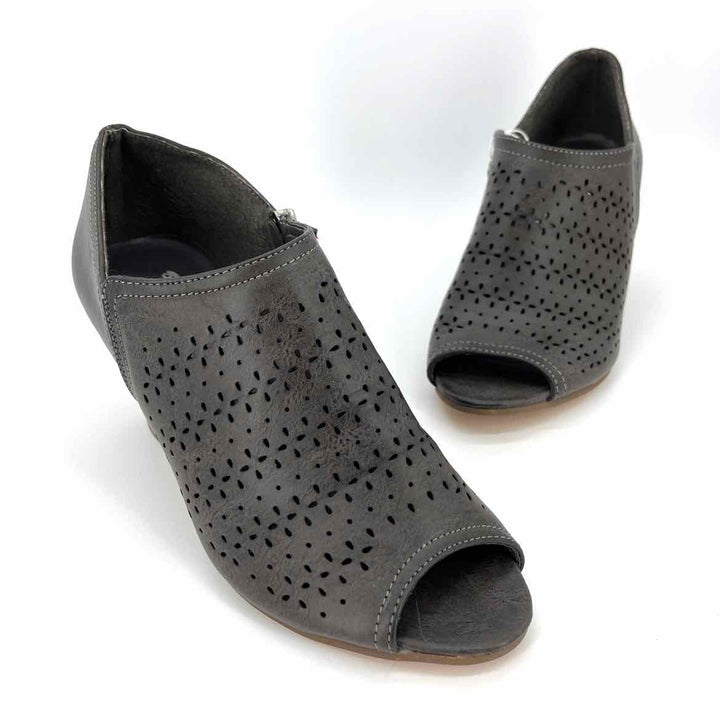 Shoe Size 6 Gray Faux Leather Wedge