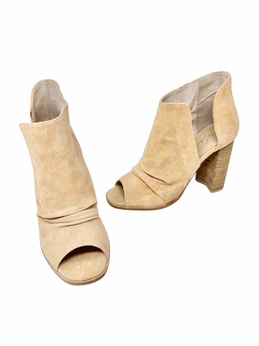 Shoe Size 7.5 Beige Boots
