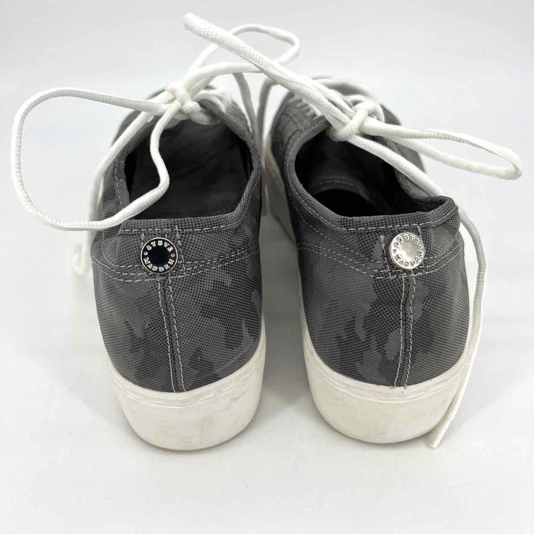 Shoe Size 9 Steve Madden Gray Sandals