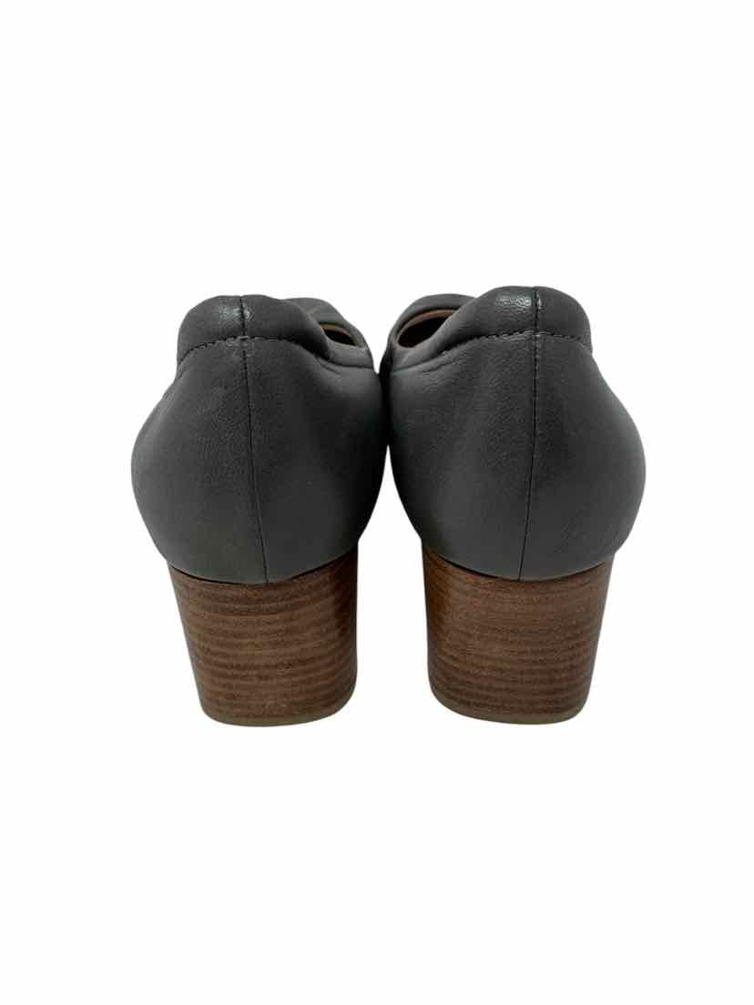 Shoe Size 8 CLARKS Gray Pumps
