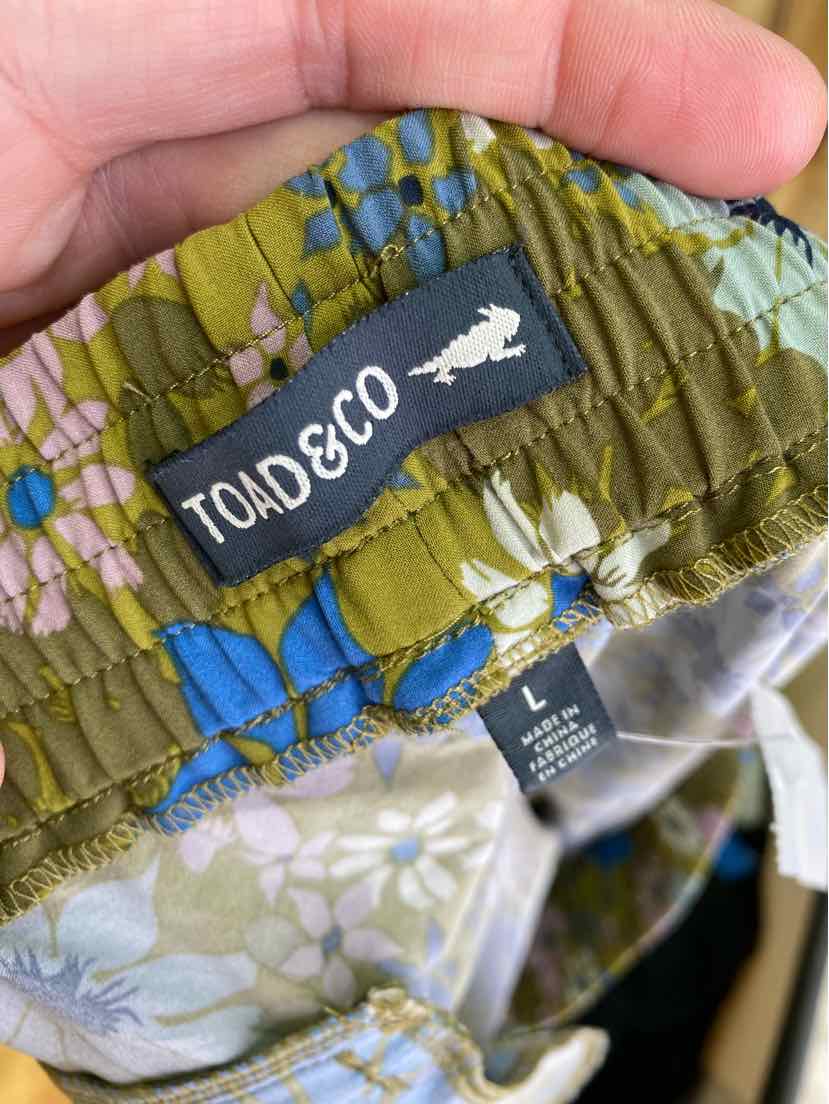 Size L TOAD & CO Green Print Shorts