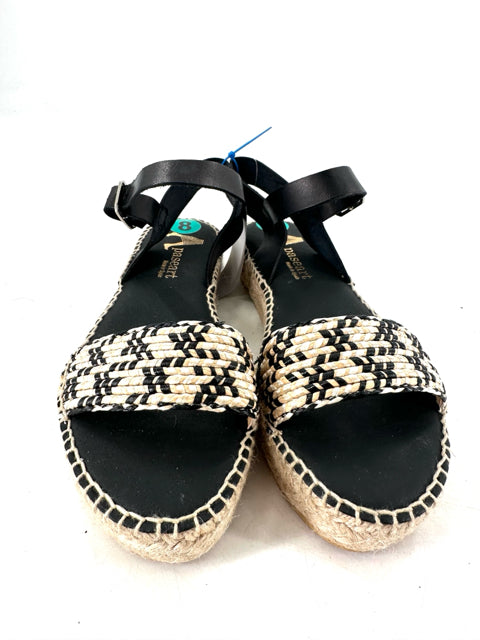 Shoe Size 8 Black Print Sandals