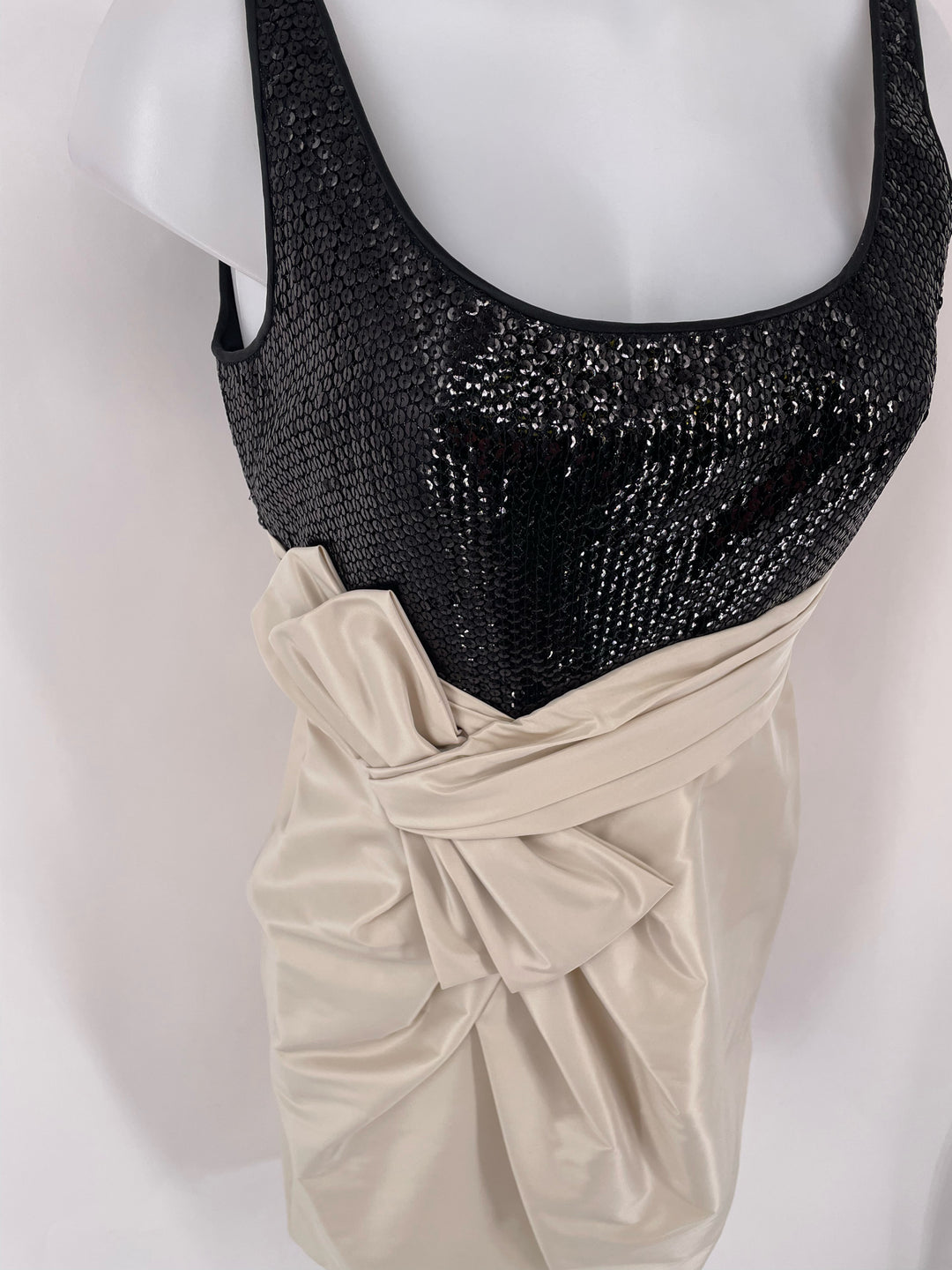 Size 6 CARMEN MARC VALVO Beige Luxury - Dress
