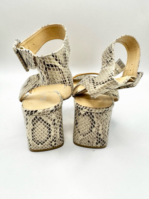 Shoe Size 8.5 LAUNDRY TAN PRINT Sandals