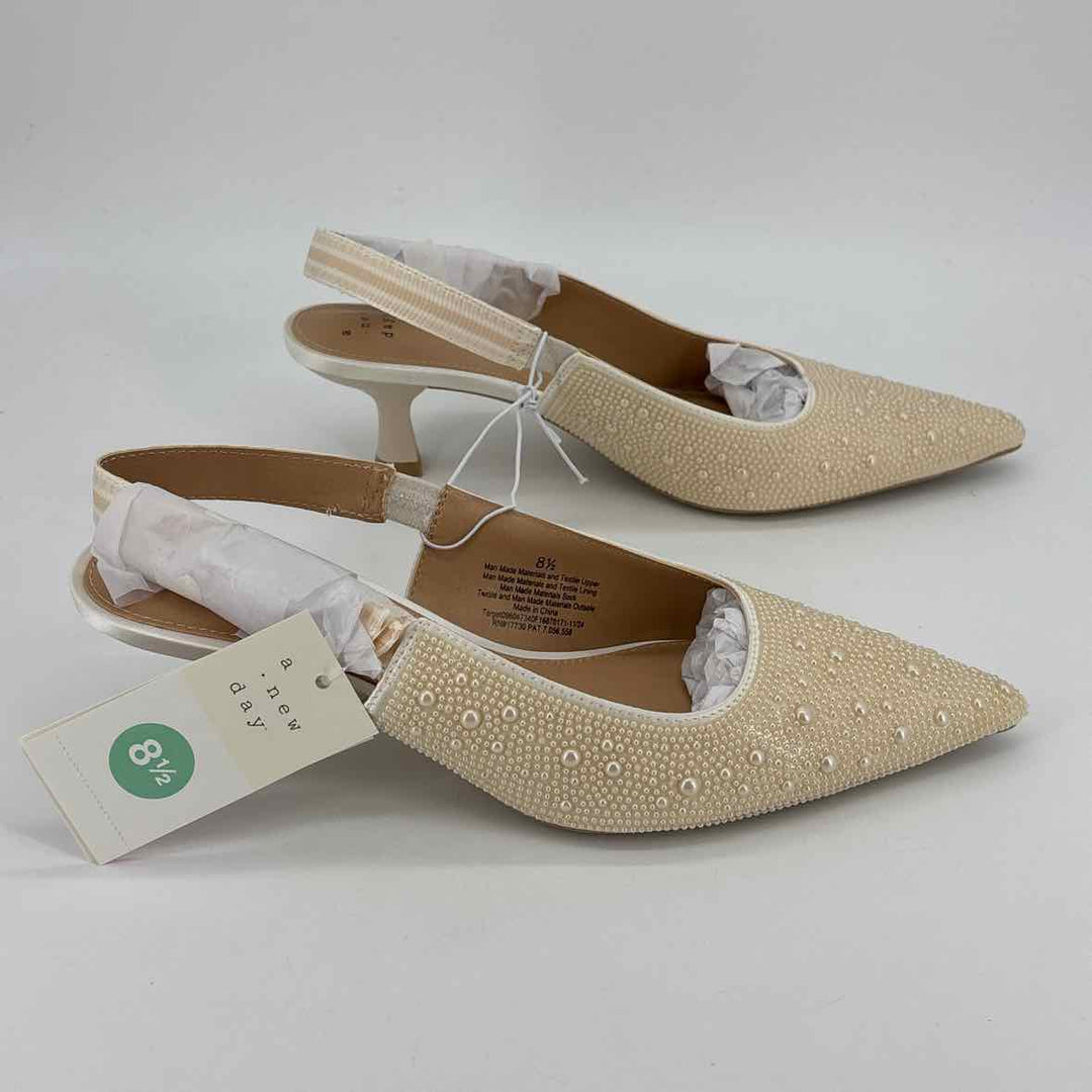 Shoe Size 8.5 A NEW DAY Ivory Pearl Pumps