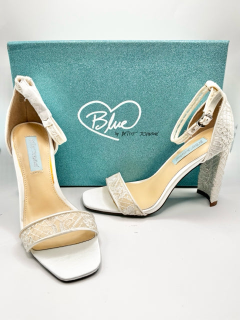 Shoe Size 7.5 Betsy Johnson Cream Sandals