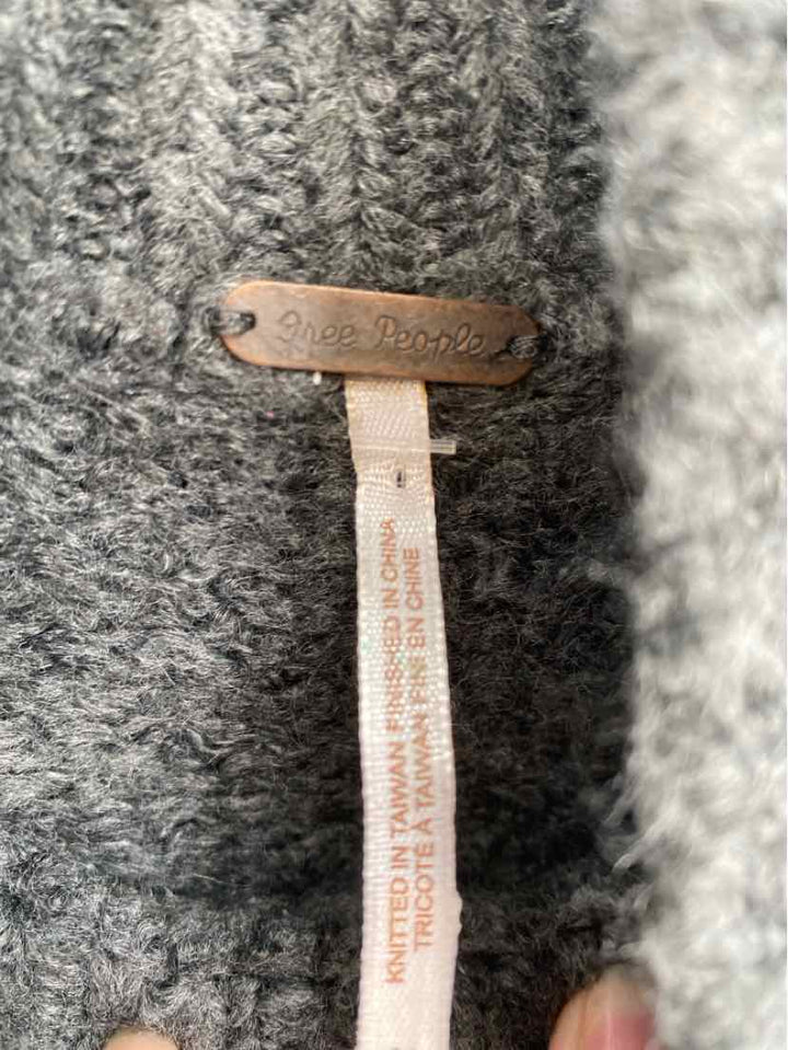 Size M FREE PEOPLE Gray Knit Sweater