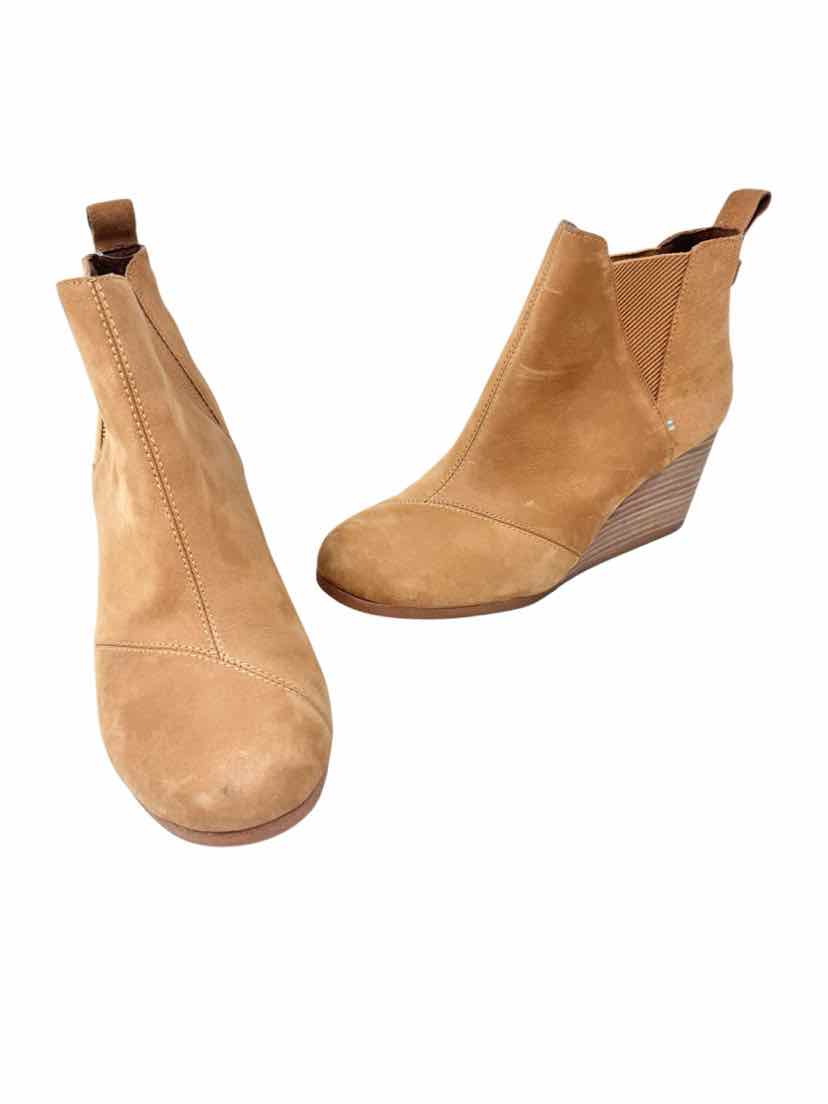 Shoe Size 9.5 Multi-Color Suede Boots