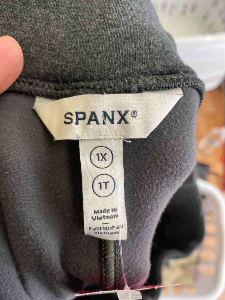 Size 1X SPANX Gray Pants