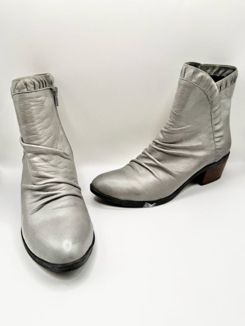 Shoe Size 7 Gray Leather Boots