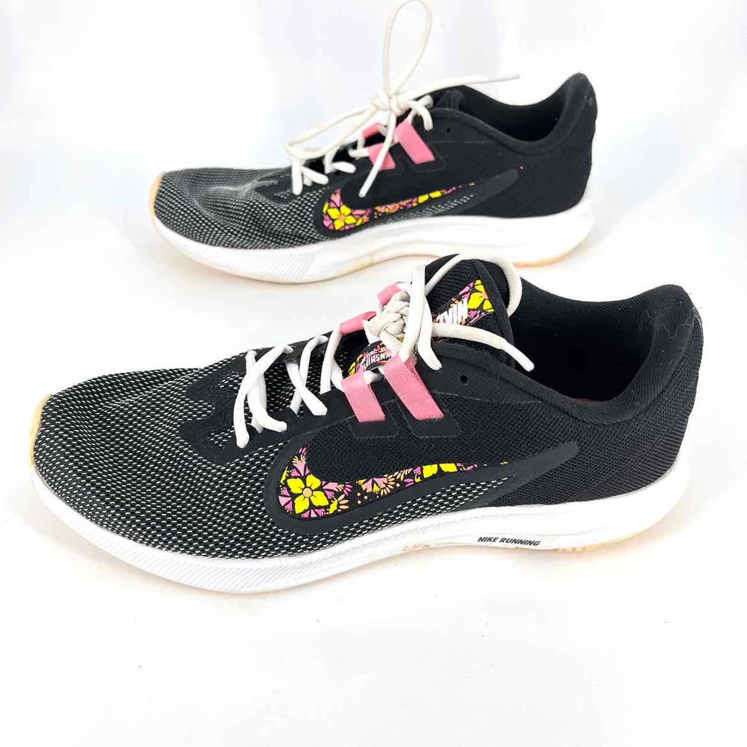 Shoe Size 9.5 Nike Black Knit Sneakers