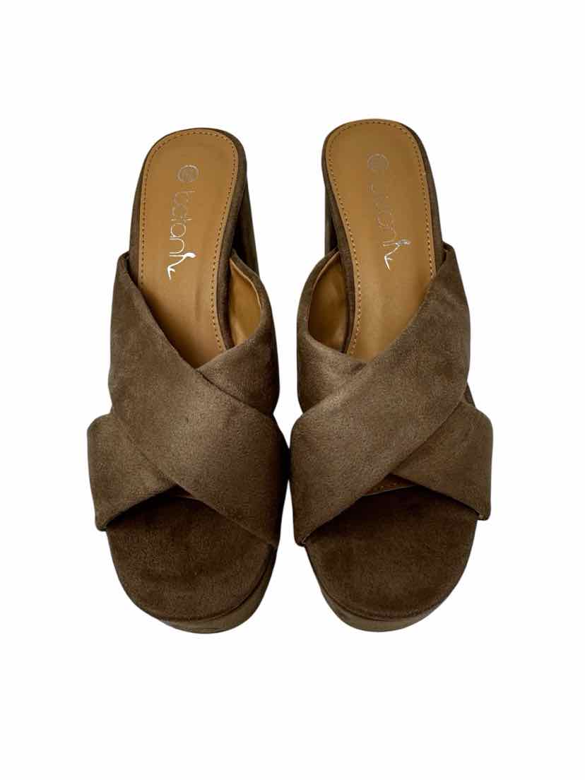 Shoe Size 6.5 Taupe Sandals