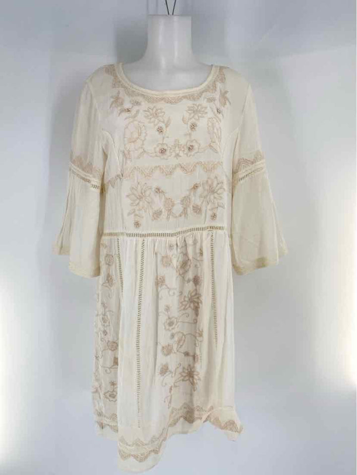 Size L AKEMI + KIM Cream Dress