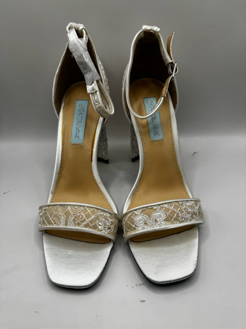 Shoe Size 7.5 Betsy Johnson Cream Sandals