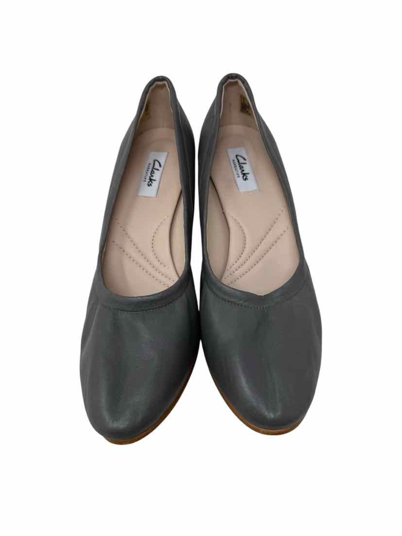 Shoe Size 8 CLARKS Gray Pumps