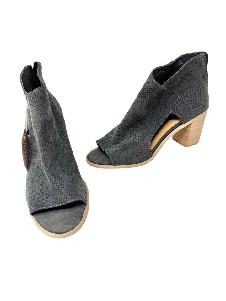 Shoe Size 8 Gray Pumps