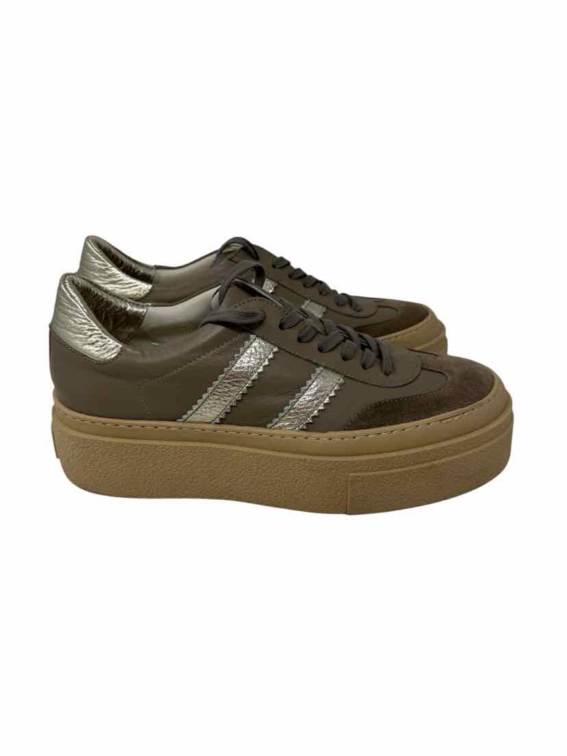 Shoe Size 40 Gold Leather Sneakers